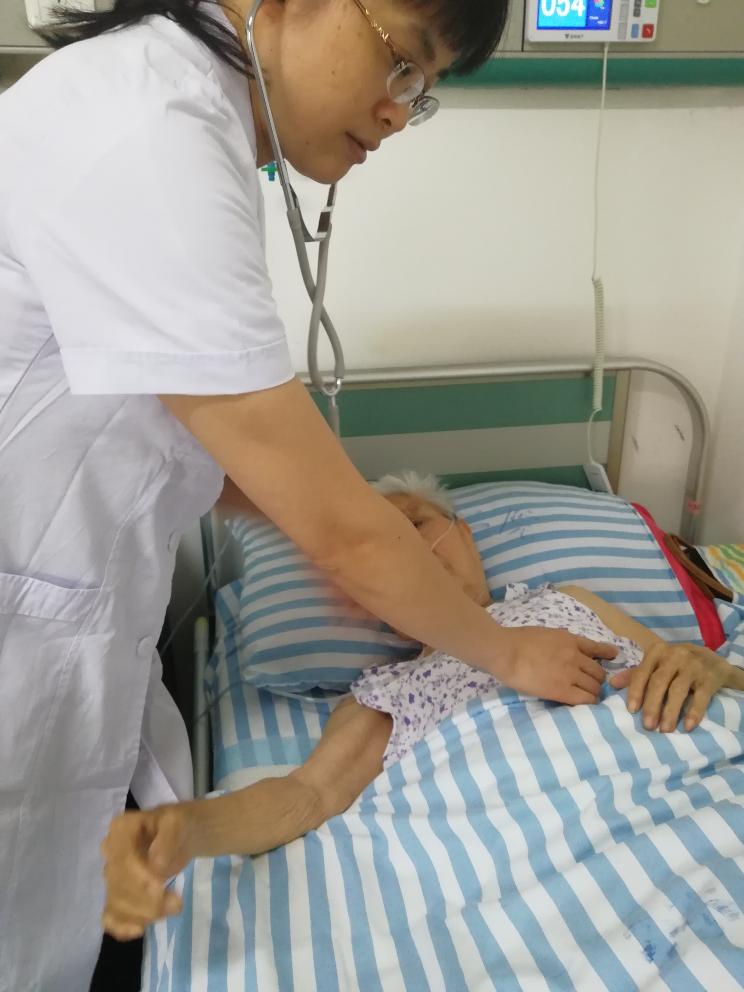 周華蘭主任查房.jpg